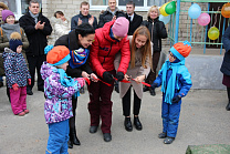 Аnna Milenina and Mikhalina Lysova presented the Ekaterenburg city Childcare Center for children with visual disabilities with a new playground